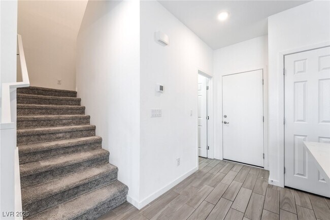 Building Photo - 5730 Sky Pointe Dr