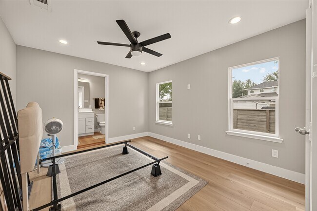 Building Photo - 802 Nashua St