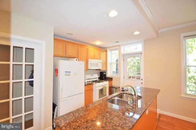 Building Photo - 720 K St NE