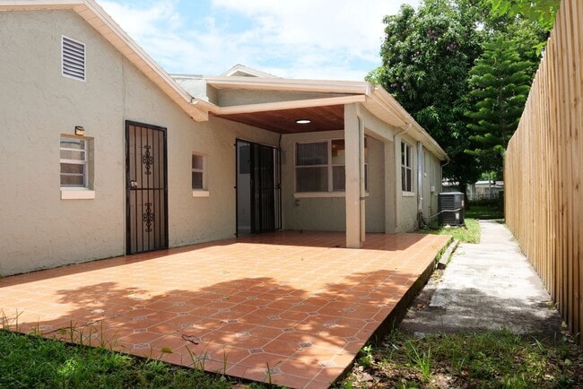Building Photo - 3 bedroom 2 bath, corner lot