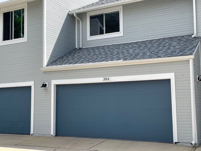 Building Photo - Charming 3b/2.5b Townhome In Louisville