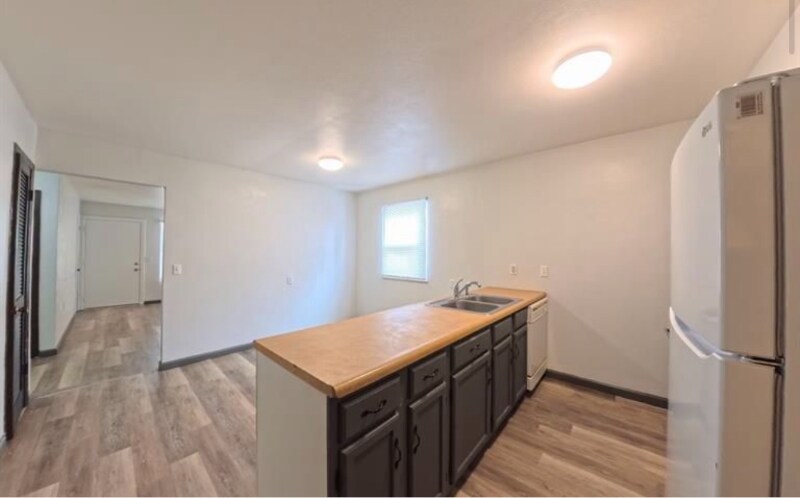 Building Photo - 2603-2605 Eastview Dr