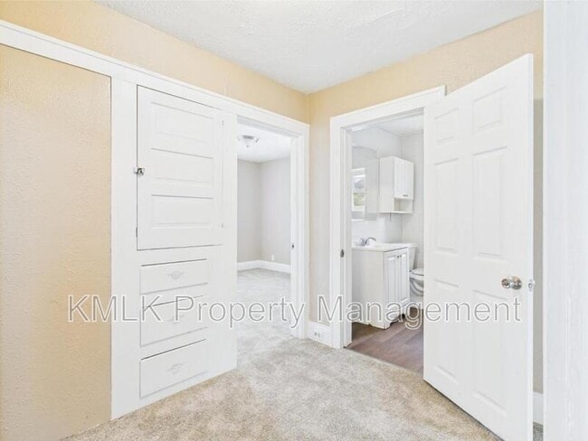 Building Photo - 84 E Mapledale Ave