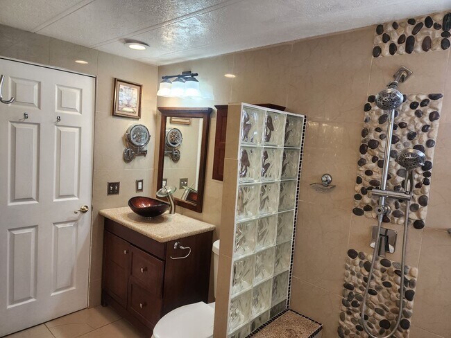 Building Photo - Beautiful 3 Bedroom with additonal 4th bedroom! Larg fenced front & backyard!!