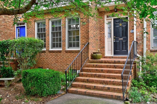 Building Photo - DOWNTOWN NORFOLK TOWNHOUSE