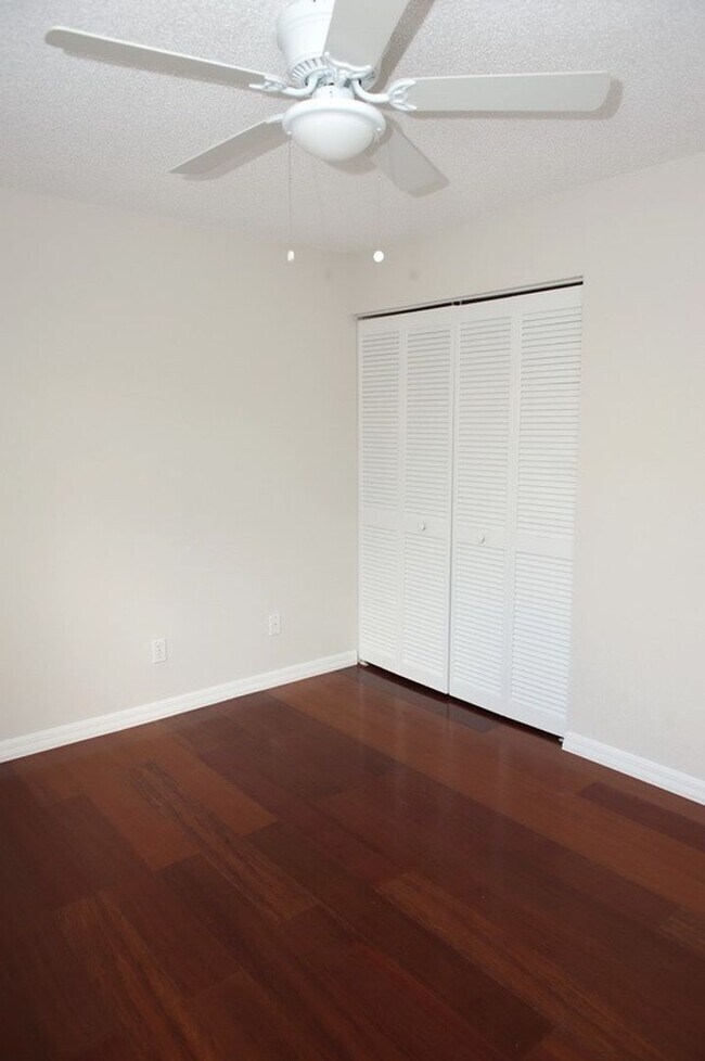 Building Photo - ANNUAL RENTAL - 2 Bedroom, 2 Bath Condo in...