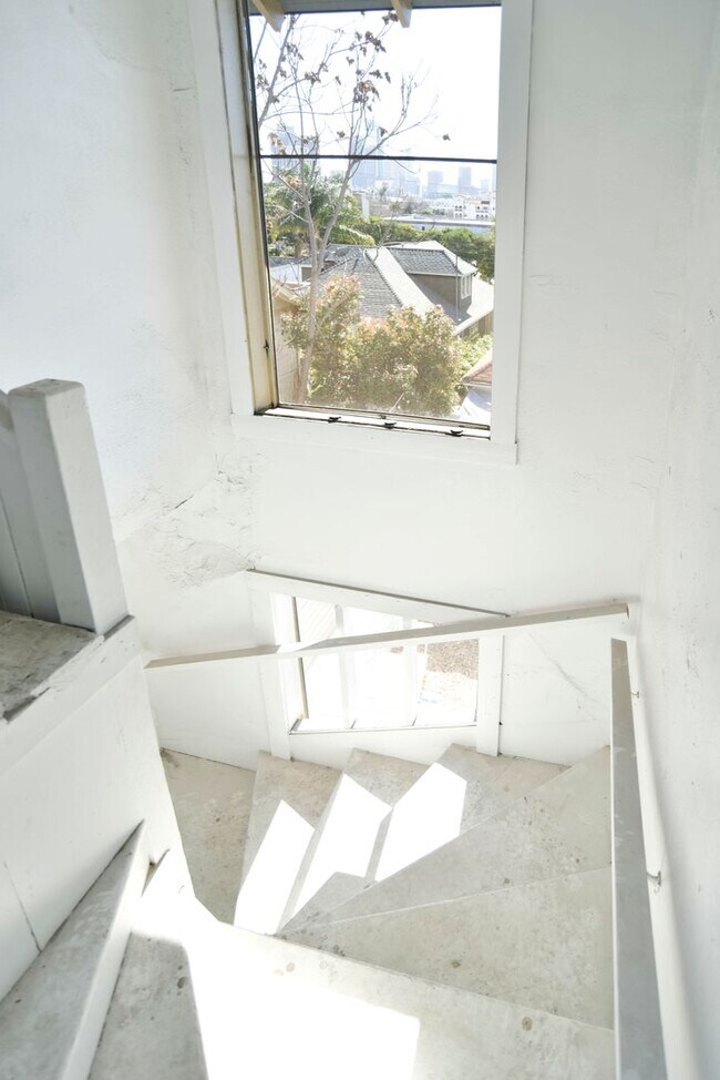 Building Photo - Charming Upper Floor 2 Bed / 1 Bath with Bonus Studio in a Prime Echo Park Location
