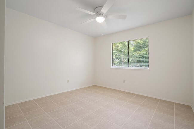 Building Photo - 72 Oldstream Ct