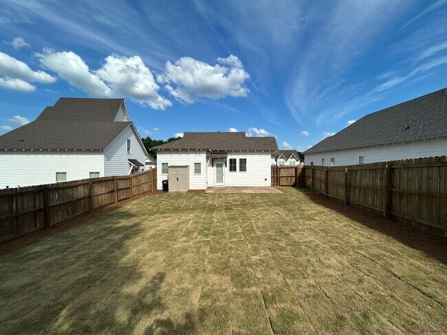 Building Photo - 577 Piper Ave