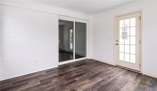 Building Photo - 211 E Hogan Dr