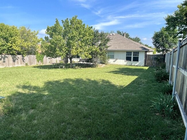 Building Photo - 1502 Woodstone S