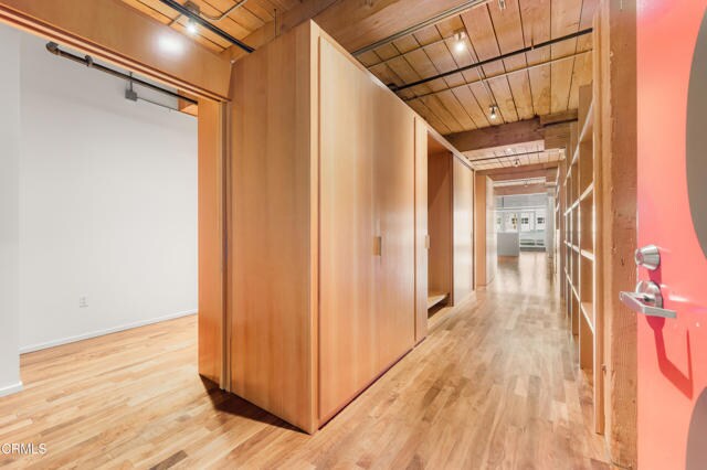 Building Photo - 530 S Hewitt St