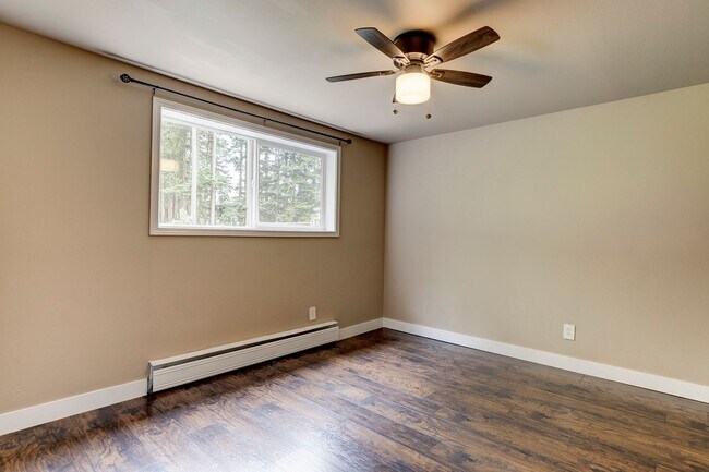 Building Photo - Spacious 4 Bed 2 Bath Home