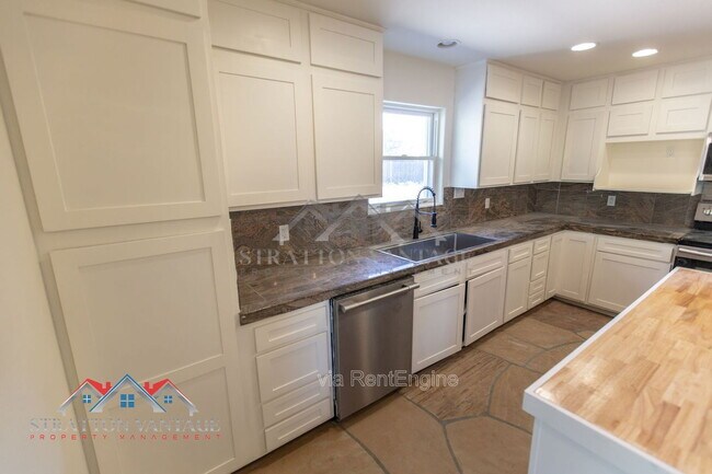 Building Photo - 4728 E Ron Rico Rd