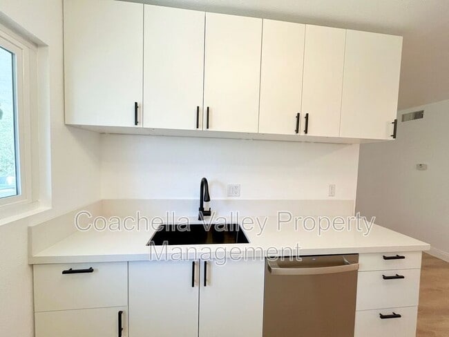 Building Photo - 1900 S Palm Canyon Dr