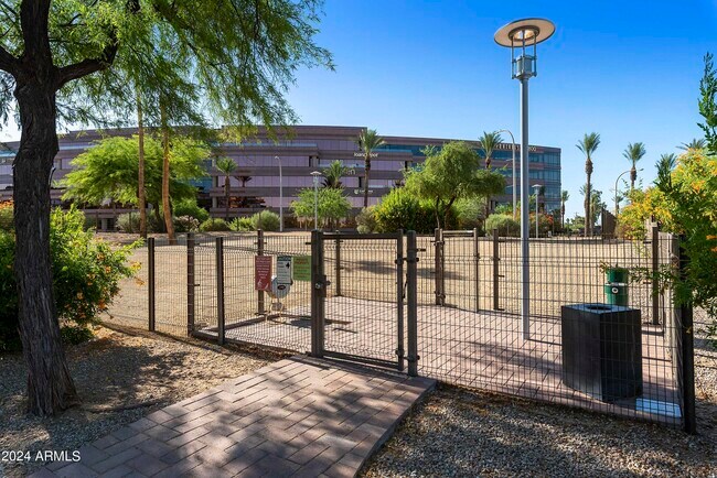 Building Photo - 7121 E Rancho Vista Dr