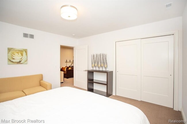 Building Photo - 25925 York Rd