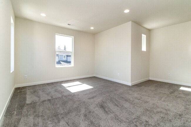 Building Photo - Scenic Auburn Living with Modern Comfort & Easy Seattle/Tacoma Access