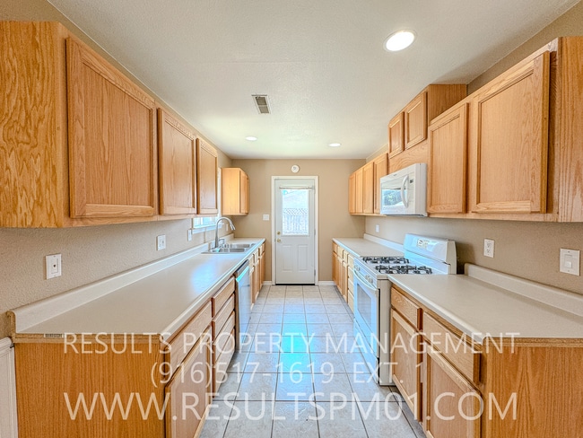 Building Photo - RV Access! Charming Roseville Corner-Lot Home