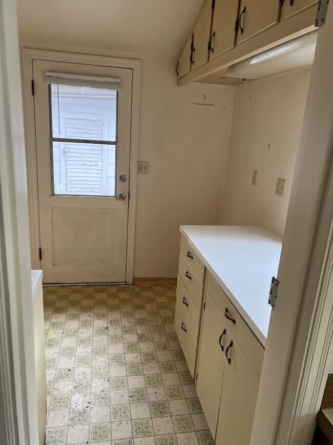 Building Photo - 36 N Peach St