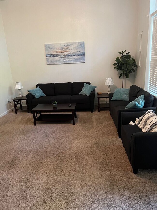 Building Photo - LARGE 3 BEDROOM TOWNHOME