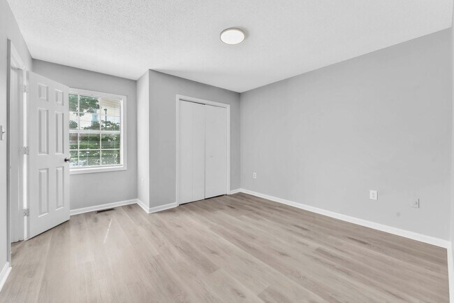 Building Photo - *NEWLY RENOVATED* 3 Bedroom Townhouse in D...