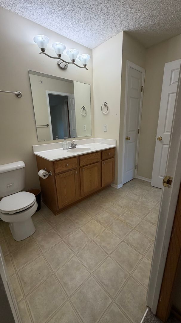 Building Photo - Freshly painted 3BD/2BA Townhome * Rosemount * Available Now