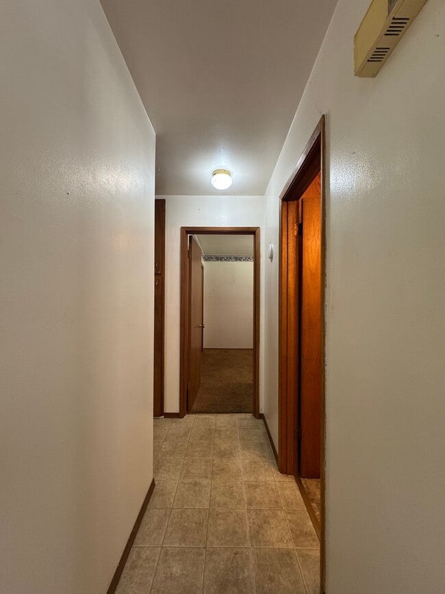 Building Photo - Spacious Home Near Hospital