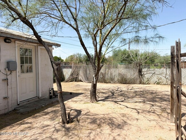 Building Photo - 833 W Tipton Dr