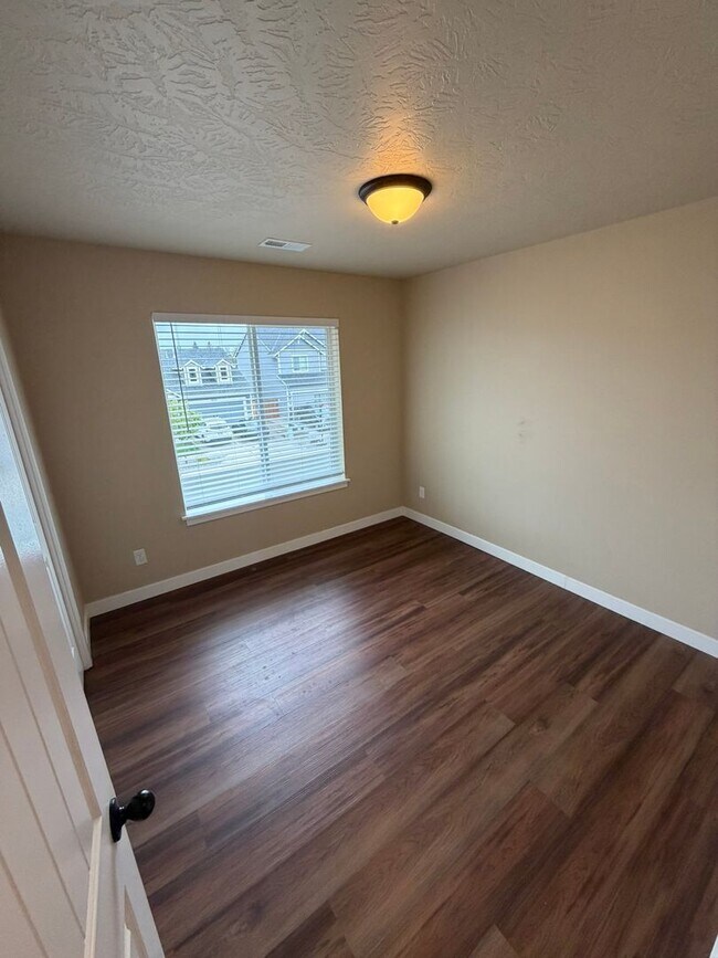 Building Photo - Must See 4 Bedroom!