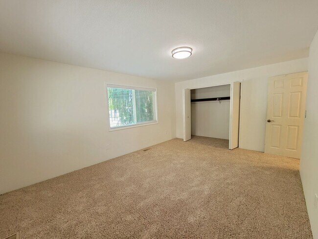 Building Photo - West Pasco Location a Block from the Colum...