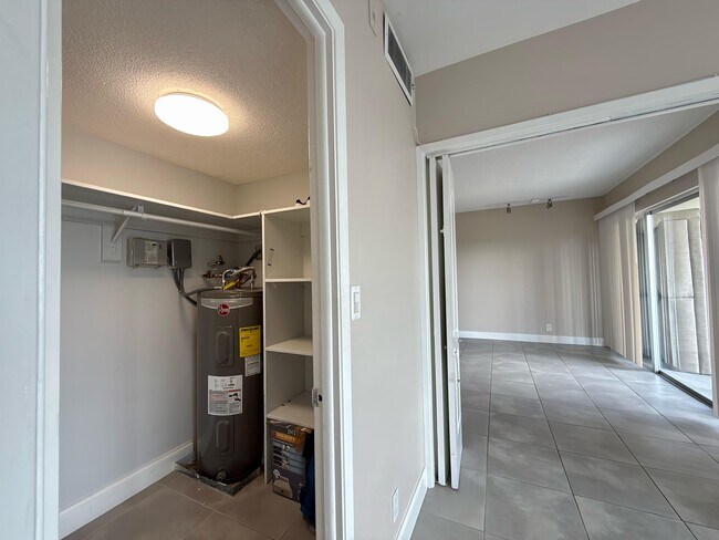 Building Photo - 3100 N Palm Aire Dr