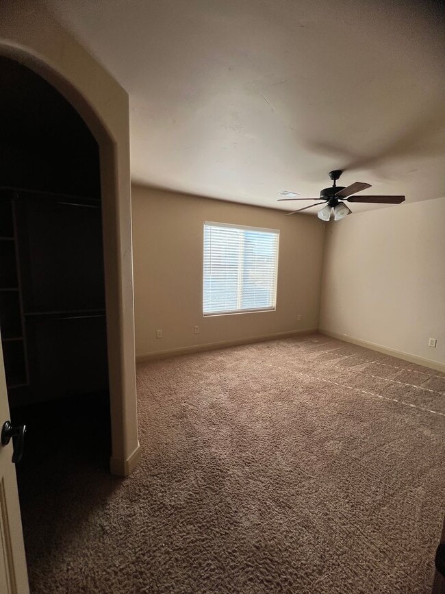 Building Photo - Looks Almost Brand New Townhome!