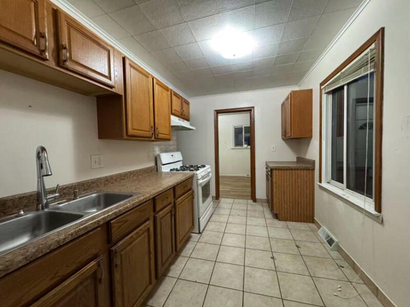 Building Photo - 1202 E George Ave