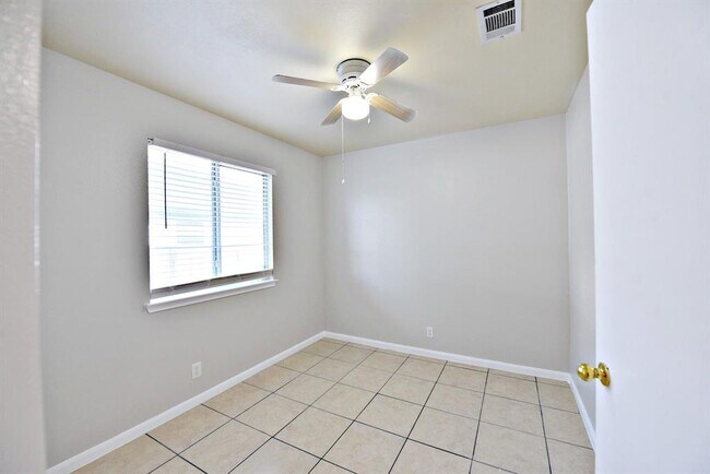Building Photo - 904 Lantana Ln