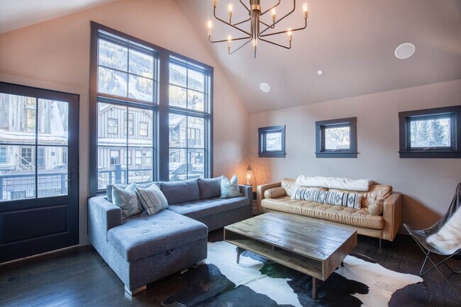 Building Photo - 301 Gus's Way