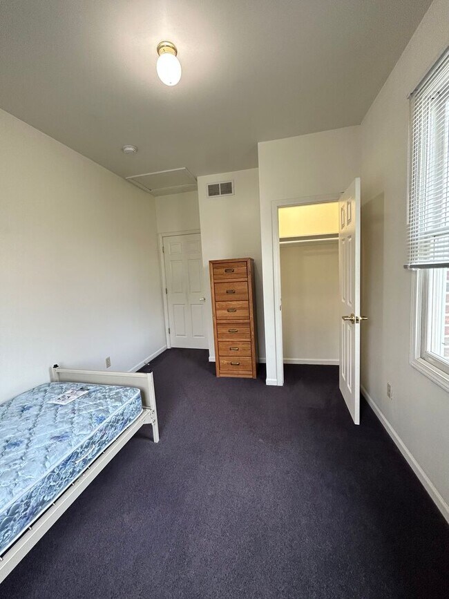Building Photo - 1348 Wilmot Ct