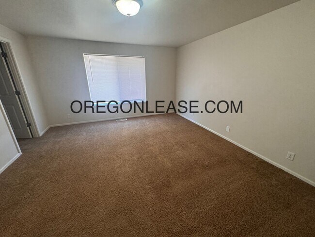 Building Photo - West Eugene 3 bedroom 2 bath home