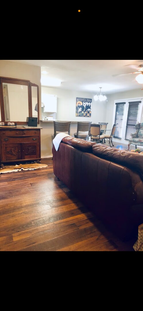Building Photo - 4 bed 2 bath 1 car garage on Flint Avenue!