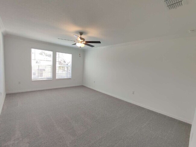 Building Photo - Spacious End-Unit Townhouse in FishHawk Ranch | Top-Rated Schools