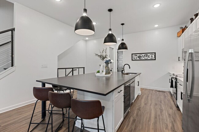 Building Photo - 738 Douglas Ave