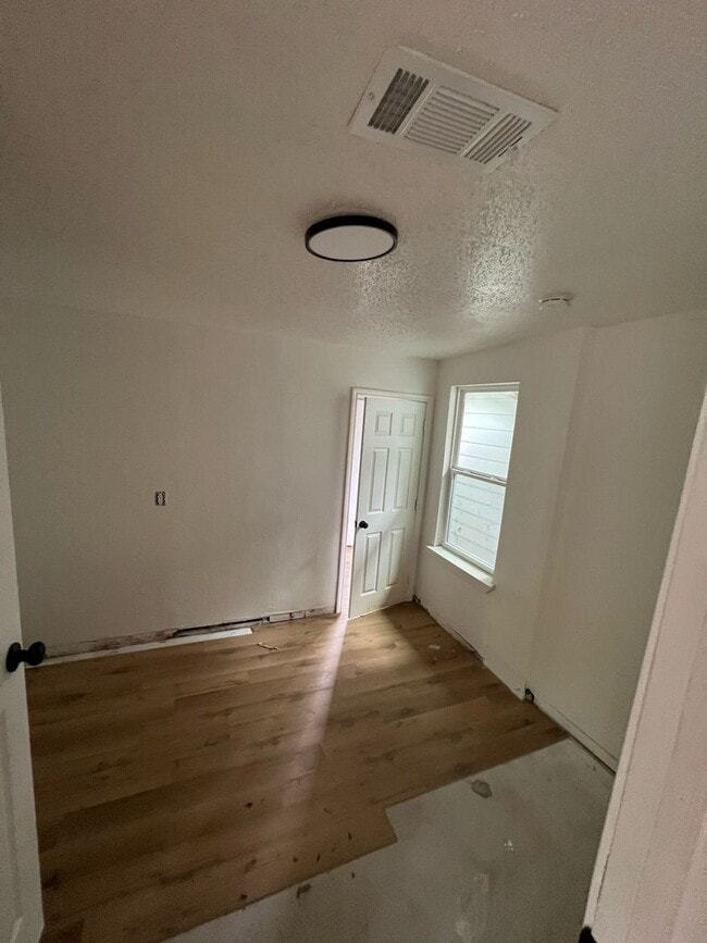 Building Photo - 4 Bed, 2 Bath Home Near Downtown San Antonio