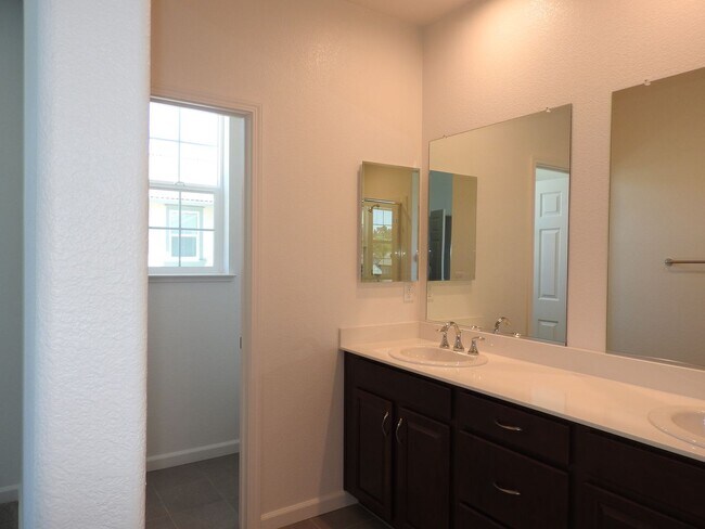 Building Photo - Beautiful Home in Roseville