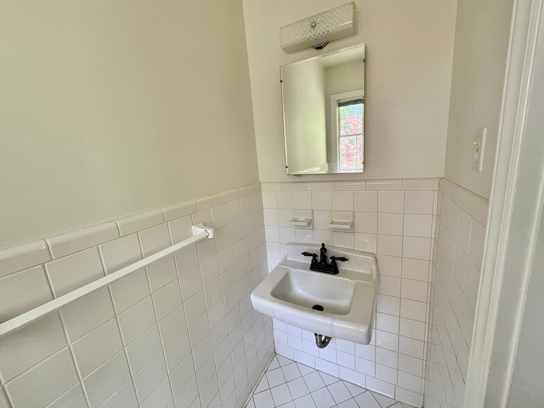 Building Photo - 7113 Rockcliff Ct