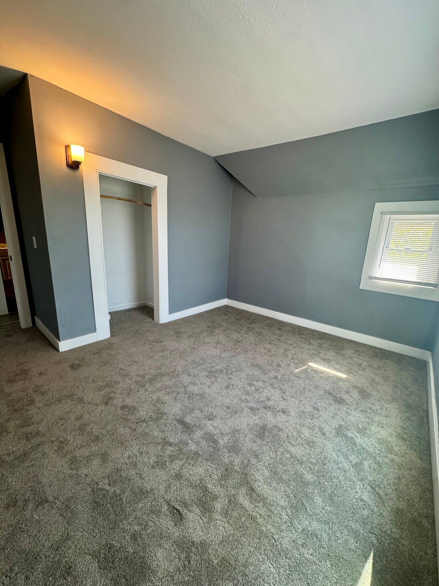 Building Photo - 616 E 6th St