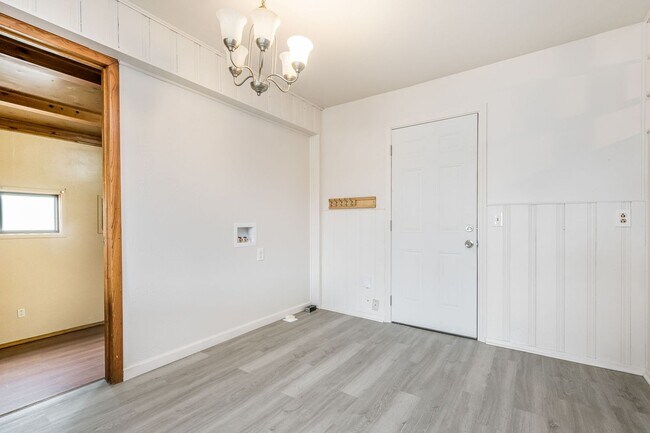 Building Photo - Charming 4-Bed, 2-Bath Home in Southlawn North – 1 Block from Lamar Elementary!