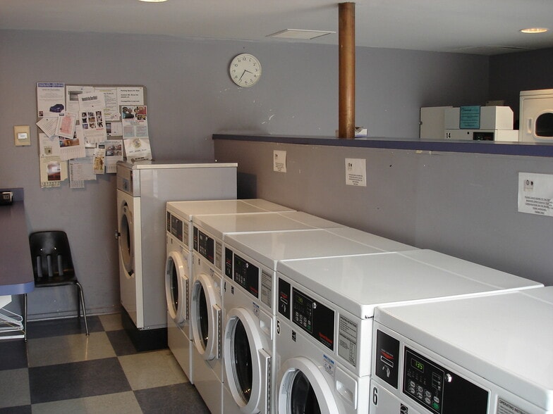 4343 Laundry Facilities - 4343 N CLARENDON Ave