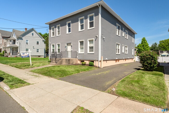 Building Photo - 108 Belden St