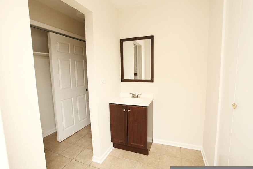 Building Photo - 5847 N Winthrop Ave