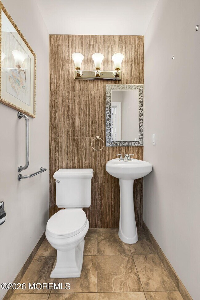 Building Photo - 11 Lakeside Ave